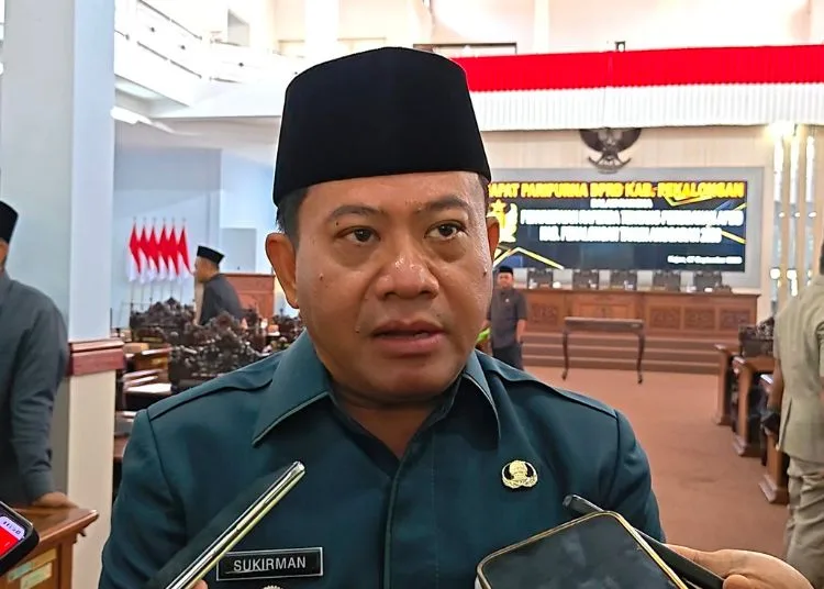Plt Bupati Pekalongan, Sukirman, memberi keterangan kepada wartawan usai rapat paripurna, Senin, 7 September 2026. (Fahri Alakbar/Lingkarjateng.id)