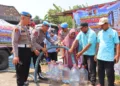 Bidpropam Polda Jateng bersama Sipropam Polres Kendal menyalurkan bantuan air bersih kepada warga Desa Tejorejo, Kecamatan Ringinirum, Kabupaten Kendal, Rabu, 23 September 2026. (Humas Polda Jateng/Lingkarjateng.id)