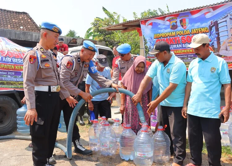 Bidpropam Polda Jateng bersama Sipropam Polres Kendal menyalurkan bantuan air bersih kepada warga Desa Tejorejo, Kecamatan Ringinirum, Kabupaten Kendal, Rabu, 23 September 2026. (Humas Polda Jateng/Lingkarjateng.id)