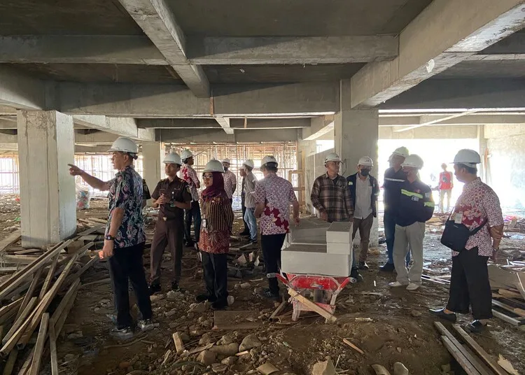 Instansi lintas sektoral saat meninjau pembangunan Gedung Kudus Sehat, belum lama ini. (Bisa Hafidzotus S./Lingkarjateng.id)