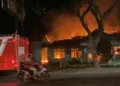 Kobaran api melalap gedung UPT Puskesmas lama di Kecamatan Sluke, Kabupaten Rembang, Minggu malam, 27 September 2026. (Vicky Rio/Lingkarjateng.id)