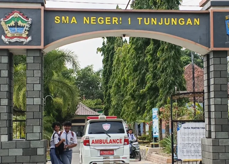 Mobil ambulans dikerahkan ke SMAN 1 Tunjungan, Kabupaten Blora, setelah adanya laporan kasus dugaan keracunan MBG yang dialami ratusan siswa, Selasa, 8 September 2026. (Eko Wicaksono/Lingkarjateng.id)