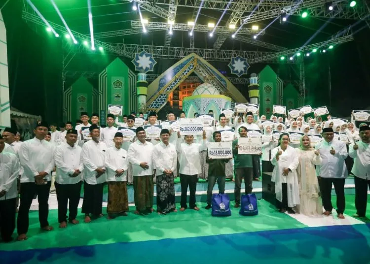Kafilah Jawa Tengah yang yang meraih juara pada Musabaqah Tilawatil Qur’an (MTQ) Nasional XXXI mendapat bonus berupa uang pembinaan hingga hadiah umrah, di Lapangan Pancasila Simpang Lima Kota Semarang, Rabu, 23 September 2026. (dok Humas Pemprov Jateng)