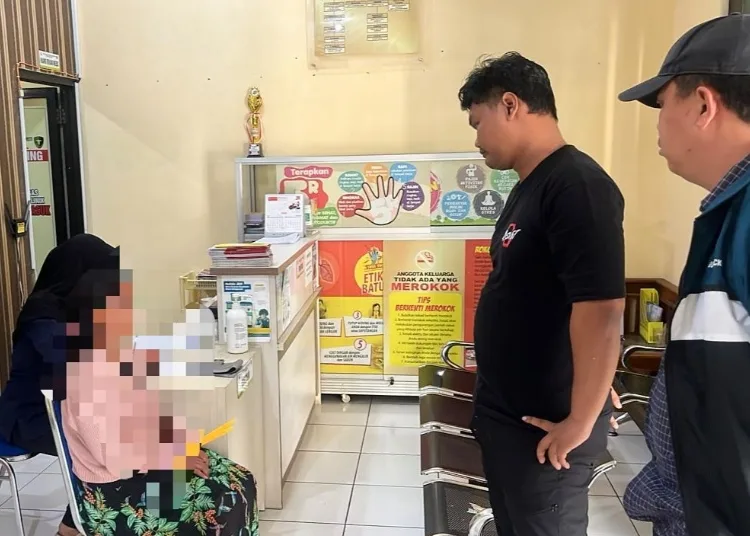 Petugas Satreskrim Polres Salatiga menginterogasi terduga pelaku pencurian emas di Mapolres, belum lama ini. (Dok.Humas Polres Salatiga/Lingkarjateng.id)