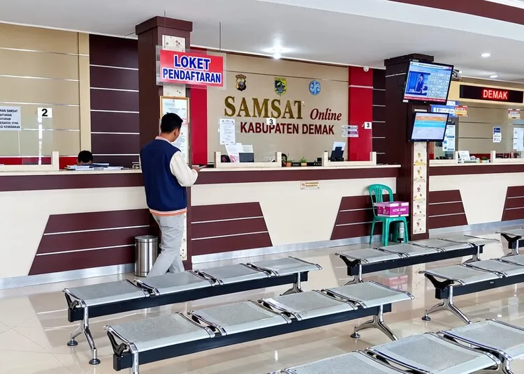 Loket pendaftaran di Samsat Demak. (M. Burhanuddin Aslam/Lingkarjateng.id)
