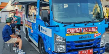 Warga membayar pajak melalui layanan Samsat Keliling dari Pemprov Jateng. (Humas Pemprov Jateng/Lingkarjateng.id)