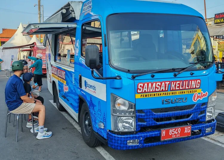 Warga membayar pajak melalui layanan Samsat Keliling dari Pemprov Jateng. (Humas Pemprov Jateng/Lingkarjateng.id)