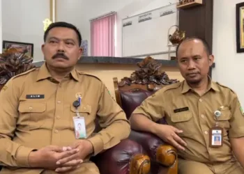 Kepala DP4 Blora Ngaliman (Kiri) didampingi Sekertaris DP4 Blora. Foto : Eko Wicaksono/ Lingkar