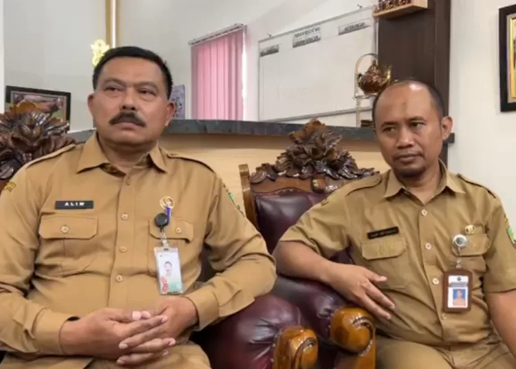 Kepala DP4 Blora Ngaliman (Kiri) didampingi Sekertaris DP4 Blora. Foto : Eko Wicaksono/ Lingkar