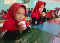 Para siswa menikmati susu gelas hasil produk UMKM Kadirejo, Kecamatan Pabelan, Kabupaten Semarang. (Hesty Imaniar/Lingkarjateng.id)