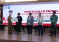 Bupati Kendal, Dyah Kartika Permanasari, menyerahkan secara simbolis bantuan hibah intensif pendidik keagamaan di di Pendopo Tumenggung Bahurekso Setda Kendal, Senin 21 September 2026. (Anik Kustiani/Lingkarjateng.id)