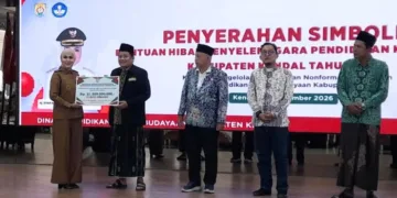Bupati Kendal, Dyah Kartika Permanasari, menyerahkan secara simbolis bantuan hibah intensif pendidik keagamaan di di Pendopo Tumenggung Bahurekso Setda Kendal, Senin 21 September 2026. (Anik Kustiani/Lingkarjateng.id)