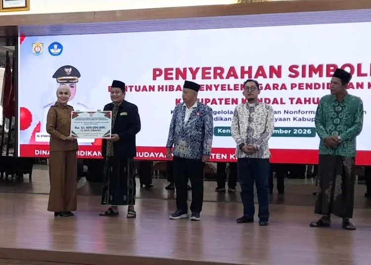 Bupati Kendal, Dyah Kartika Permanasari, menyerahkan secara simbolis bantuan hibah intensif pendidik keagamaan di di Pendopo Tumenggung Bahurekso Setda Kendal, Senin 21 September 2026. (Anik Kustiani/Lingkarjateng.id)