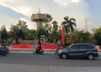Lalu lalang kendaraan di jalan kawasan Alun-alun Simpang 5 Purwodadi, Kabupaten Grobogan. (Ahmad Abror/Lingkarjateng.id)