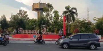 Lalu lalang kendaraan di jalan kawasan Alun-alun Simpang 5 Purwodadi, Kabupaten Grobogan. (Ahmad Abror/Lingkarjateng.id)