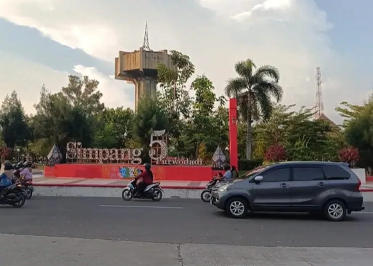 Lalu lalang kendaraan di jalan kawasan Alun-alun Simpang 5 Purwodadi, Kabupaten Grobogan. (Ahmad Abror/Lingkarjateng.id)