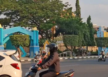 Tampak spanduk menutupi proyek penataan Simpang Lima Kota Semarang. (Syahril Muadz/Lingkarjateng.id)