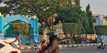 Tampak spanduk menutupi proyek penataan Simpang Lima Kota Semarang. (Syahril Muadz/Lingkarjateng.id)