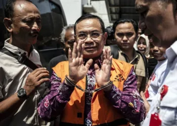 Bupati Pati nonaktif Sudewo berjalan menuju mobil tahanan usai mengikuti sidang pembacaan tuntutan di Pengadilan Tipikor Semarang, Senin, 21 September 2026. (Antara/Lingkarjateng.id)