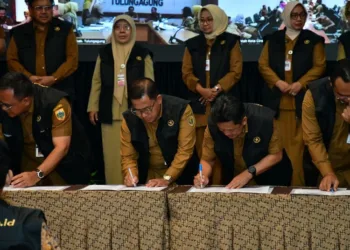 Plt Bupati Pekalongan, Sukirman, menandatangani komitmen bersama penurunan stunting saat Rakortek Pencegahan Stunting se-Jabanusa di Semarang, Selasa, 22 September 2026. (Prokopim Kab. Pekalongan/Lingkarjateng.id)