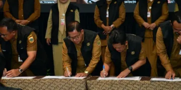Plt Bupati Pekalongan, Sukirman, menandatangani komitmen bersama penurunan stunting saat Rakortek Pencegahan Stunting se-Jabanusa di Semarang, Selasa, 22 September 2026. (Prokopim Kab. Pekalongan/Lingkarjateng.id)