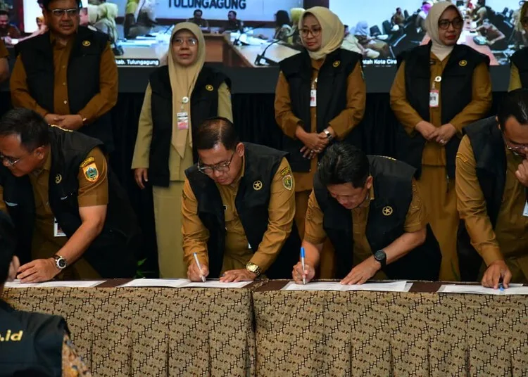 Plt Bupati Pekalongan, Sukirman, menandatangani komitmen bersama penurunan stunting saat Rakortek Pencegahan Stunting se-Jabanusa di Semarang, Selasa, 22 September 2026. (Prokopim Kab. Pekalongan/Lingkarjateng.id)