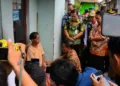 Plt Bupati Pekalongan Sukirman mendampingi Gubernur Jawa Tengah Ahmad Luthfi menemui Darmi di Desa Kayugeritan, Kecamatan Karanganyar, Kabupaten Pekalongan, Kamis, 3 September 2026. (Fahri Alakbar/Lingkarjateng.id)