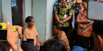 Plt Bupati Pekalongan Sukirman mendampingi Gubernur Jawa Tengah Ahmad Luthfi menemui Darmi di Desa Kayugeritan, Kecamatan Karanganyar, Kabupaten Pekalongan, Kamis, 3 September 2026. (Fahri Alakbar/Lingkarjateng.id)