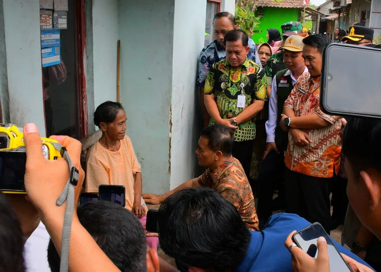 Plt Bupati Pekalongan Sukirman mendampingi Gubernur Jawa Tengah Ahmad Luthfi menemui Darmi di Desa Kayugeritan, Kecamatan Karanganyar, Kabupaten Pekalongan, Kamis, 3 September 2026. (Fahri Alakbar/Lingkarjateng.id)