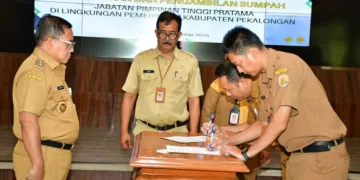 Plt. Bupati Pekalongan, Sukirman, melantik 10 pejabat JPTP di Aula Lantai I Sekretariat Daerah Kabupaten Pekalongan, Senin, 28 September 2026. (Humas Pemkab Pekalongan/Lingkarjateng.id)