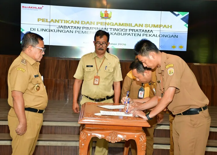 Plt. Bupati Pekalongan, Sukirman, melantik 10 pejabat JPTP di Aula Lantai I Sekretariat Daerah Kabupaten Pekalongan, Senin, 28 September 2026. (Humas Pemkab Pekalongan/Lingkarjateng.id)