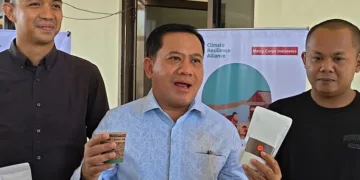 Plt Bupati Pekalongan, Sukirman, memberi keterangan usai menghadiri penutupan Sekolah Lapang Iklim bagi petani kopi Desa Jolotigo dan Desa Sengare, Kecamatan Talun, di Gedung Dakwah Muhammadiyah Talun, Rabu, 2 September 2026. (Fahri Akbar/Lingkarjateng.id)