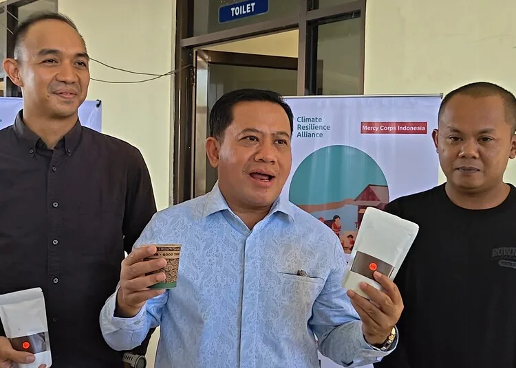 Plt Bupati Pekalongan, Sukirman, memberi keterangan usai menghadiri penutupan Sekolah Lapang Iklim bagi petani kopi Desa Jolotigo dan Desa Sengare, Kecamatan Talun, di Gedung Dakwah Muhammadiyah Talun, Rabu, 2 September 2026. (Fahri Akbar/Lingkarjateng.id)