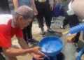 Penyaluran bantuan air bersih kepada warga Desa Plumbungan, Kecamatan Gabus, Kabupaten Pati pada Selasa, 29 September 2026. (Fahtur Rohman/Lingkarjateng.id)