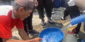 Penyaluran bantuan air bersih kepada warga Desa Plumbungan, Kecamatan Gabus, Kabupaten Pati pada Selasa, 29 September 2026. (Fahtur Rohman/Lingkarjateng.id)