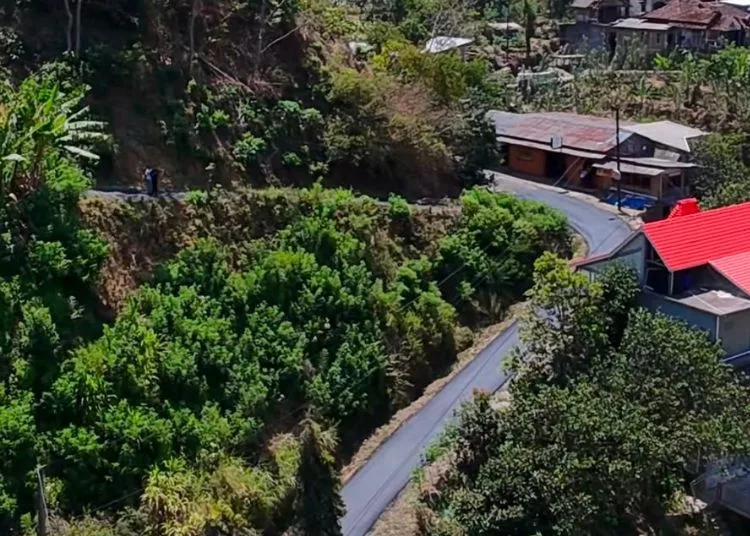 Potret jalur utama Damarwulan-Duplak sepanjang 16,99 kilometer yang menjadi akses menuju Desa Tempur, Kabupaten Jepara, saat ini dalam proses pengaspalan. (Tomi Budianto/Lingkarjateng.id)