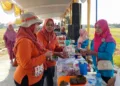 Warga bertransaksi menggunakan gabah sebagai alat pembayaran dalam pesta panen di Desa Purwosari, Kecamatan Patebon, Kabupaten Kendal, Minggu, 27 September 2026. (Anik Kustiani/Lingkarjateng.id)