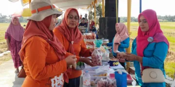 Warga bertransaksi menggunakan gabah sebagai alat pembayaran dalam pesta panen di Desa Purwosari, Kecamatan Patebon, Kabupaten Kendal, Minggu, 27 September 2026. (Anik Kustiani/Lingkarjateng.id)