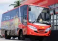Bus Trans Jateng mengangkut penumpang di halte. (Pemprov Jateng/Lingkarjateng.id)