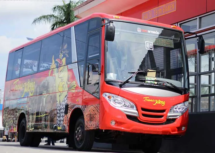 Bus Trans Jateng mengangkut penumpang di halte. (Pemprov Jateng/Lingkarjateng.id)