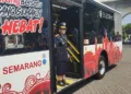 Wali Kota Semarang, Agustina Wilujeng Pramestuti, meninjau armada bus listrik Trans Semarang. (Syahril Muadz/Lingkarjateng.id)