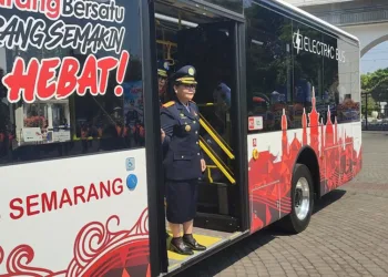 Wali Kota Semarang, Agustina Wilujeng Pramestuti, meninjau armada bus listrik Trans Semarang. (Syahril Muadz/Lingkarjateng.id)
