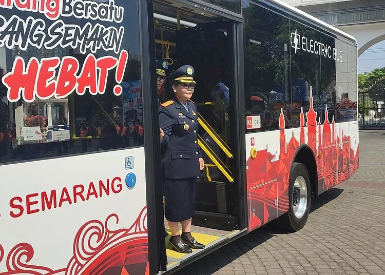 Wali Kota Semarang, Agustina Wilujeng Pramestuti, meninjau armada bus listrik Trans Semarang. (Syahril Muadz/Lingkarjateng.id)