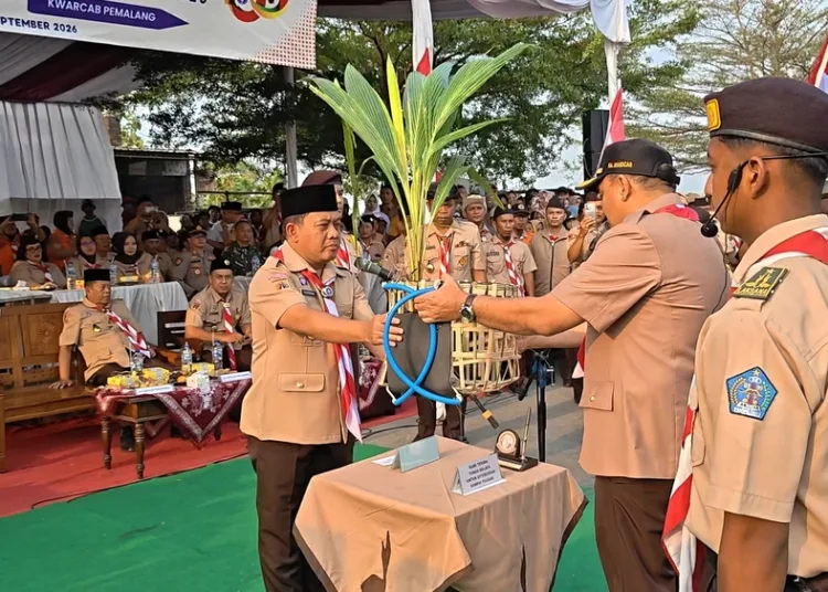 Plt Bupati Pekalongan Sukirman saat Timbang Terima Estafet Tunas Kelapa 2026 di Jembatan Panjang, Kecamatan Kesesi, Kabupaten Pekalongan, Senin (7/9/2026) sore. Foto : Fahri Akbar / Lingkar