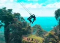 Salah satu wisatawan menikmati wahana rapelling atau turun tebing di Daya Tarik Wisata (DTW) Curug Sewu, Kecamatan Patean, Kabupaten Kendal. (dok for Lingkarjateng.id)