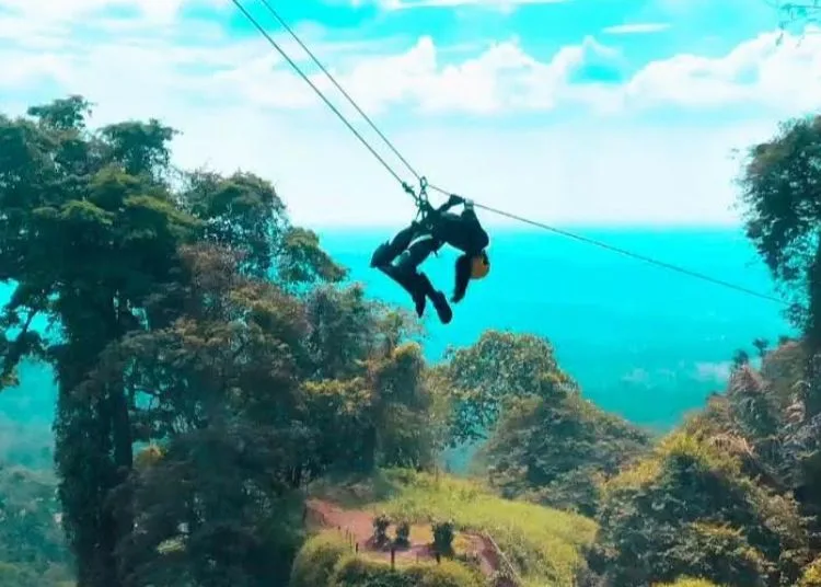 Salah satu wisatawan menikmati wahana rapelling atau turun tebing di Daya Tarik Wisata (DTW) Curug Sewu, Kecamatan Patean, Kabupaten Kendal. (dok for Lingkarjateng.id)