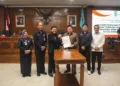 Wali Kota Salatiga Robby Hernawan (ketiga kiri) dan Ketua DPRD Salatiga Dance Ishak (ketiga kanan) serah terima dokumen kesepakatan bersama Rancangan Peraturan Daerah (Raperda) tentang Perubahan APBD Tahun Anggaran 2026 saat Rapat Paripurna DPRD, Senin, 7 September 2026. (Dok Prokompim Setda Salatiga/Lingkarjateng.id)