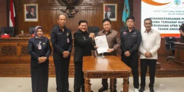 Wali Kota Salatiga Robby Hernawan (ketiga kiri) dan Ketua DPRD Salatiga Dance Ishak (ketiga kanan) serah terima dokumen kesepakatan bersama Rancangan Peraturan Daerah (Raperda) tentang Perubahan APBD Tahun Anggaran 2026 saat Rapat Paripurna DPRD, Senin, 7 September 2026. (Dok Prokompim Setda Salatiga/Lingkarjateng.id)