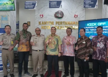 Wali Kota Pekalongan, H.A. Afzan Arslan Djunaid (tengah), menghadiri peluncuran Layanan Perintis peralihan sertifikat di Loket Kantah/BPN Kota Pekalongan, Kamis, 24 September 2026. (Fahri Alakbar/Lingkarjateng.id)