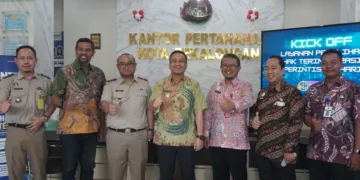 Wali Kota Pekalongan, H.A. Afzan Arslan Djunaid (tengah), menghadiri peluncuran Layanan Perintis peralihan sertifikat di Loket Kantah/BPN Kota Pekalongan, Kamis, 24 September 2026. (Fahri Alakbar/Lingkarjateng.id)